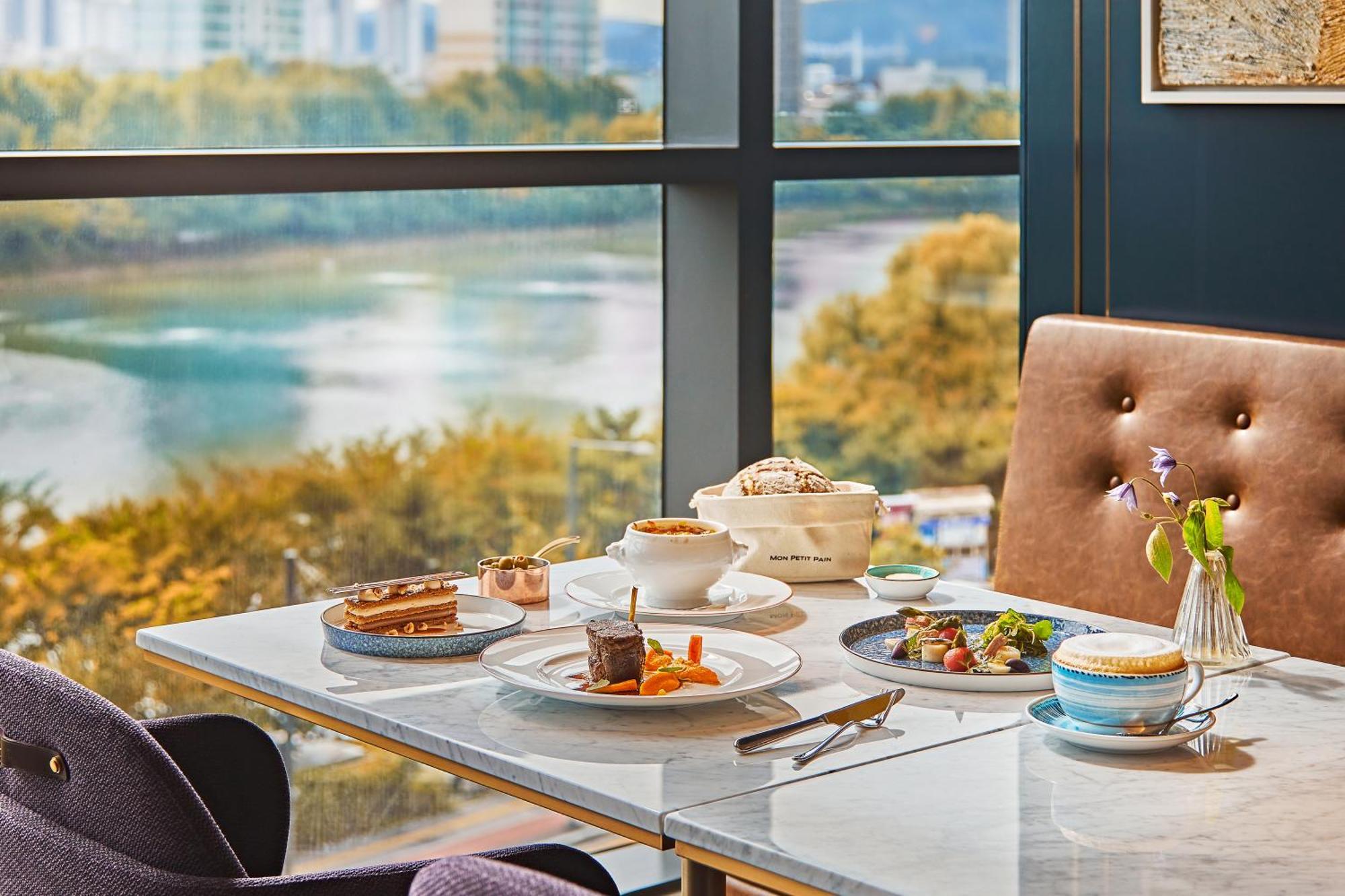 Sofitel Ambassador Seoul Hotel & Serviced Residences Exterior photo